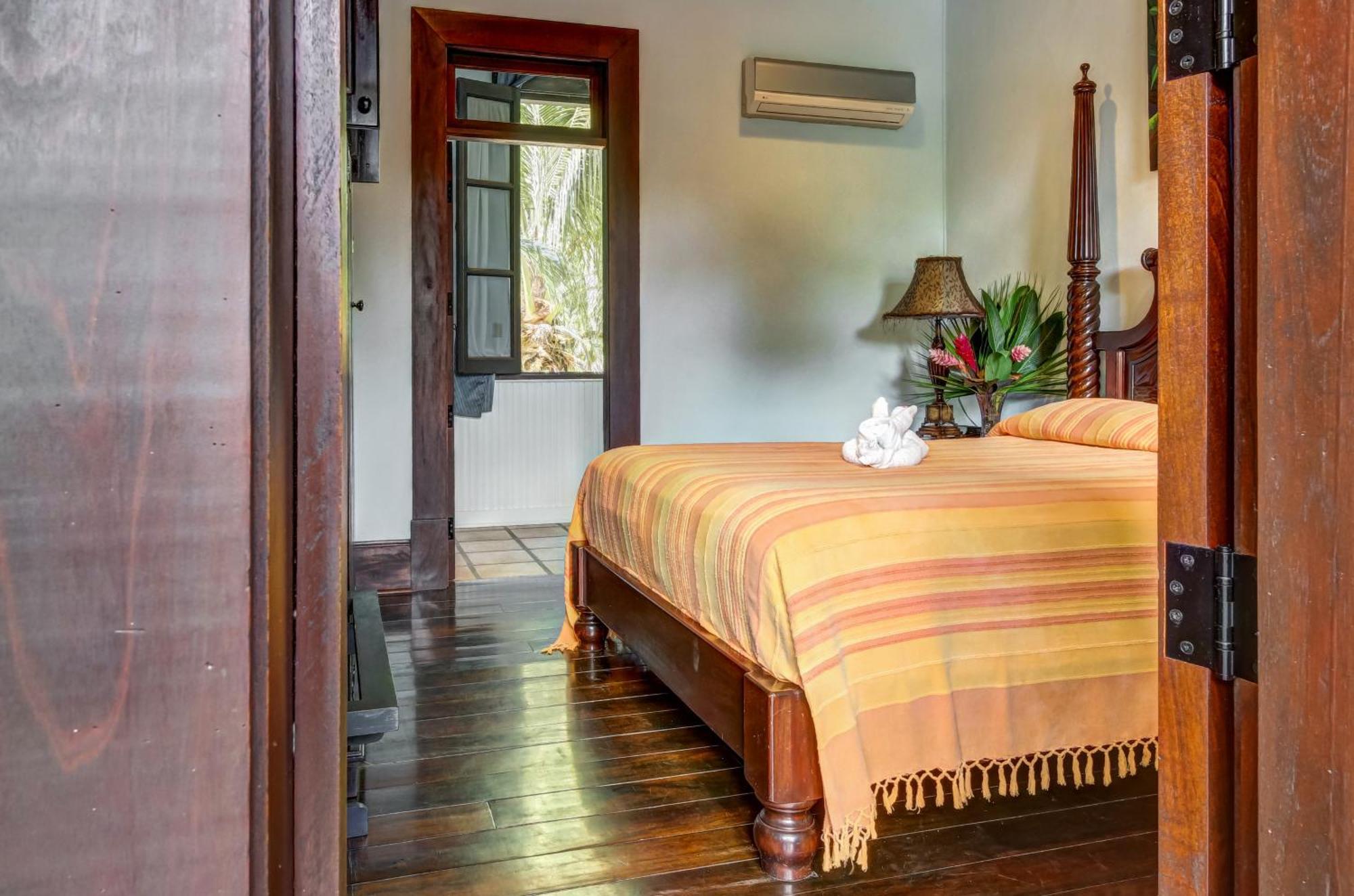 Mahogany Hall San Ignacio Esterno foto
